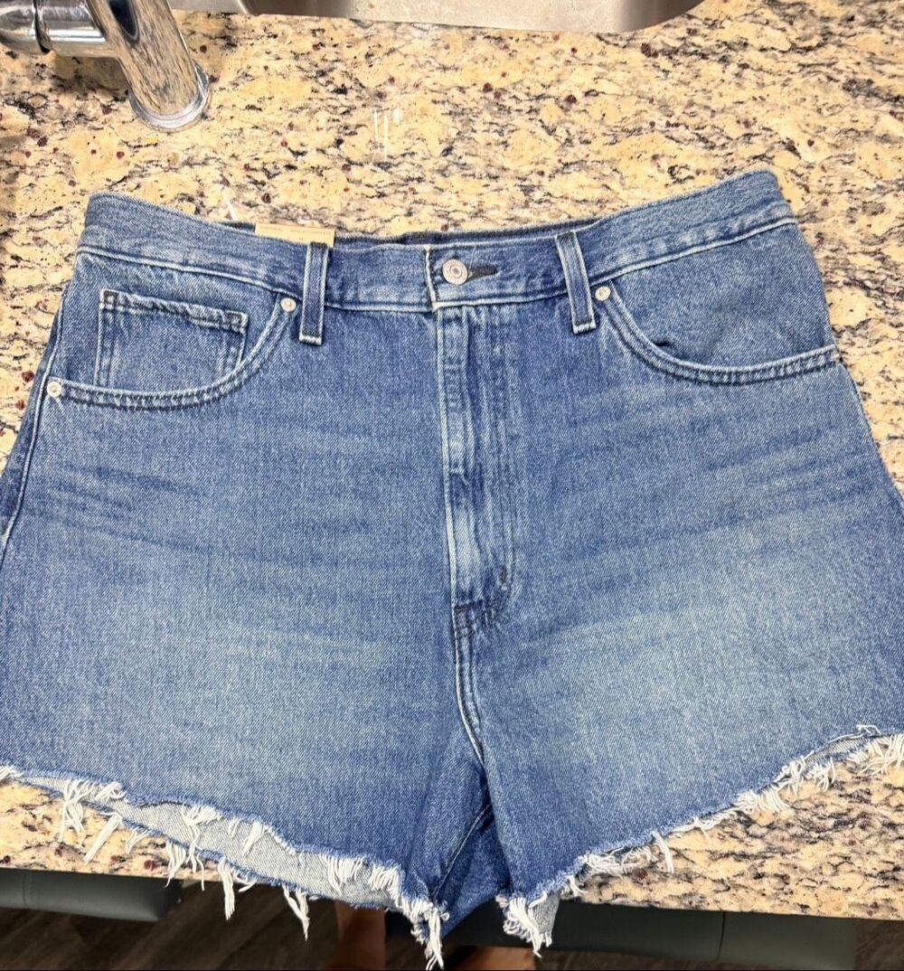 Levis High Waisted Mom Shorts Womens Size 33 Light Wash Denim Cut Off Casual